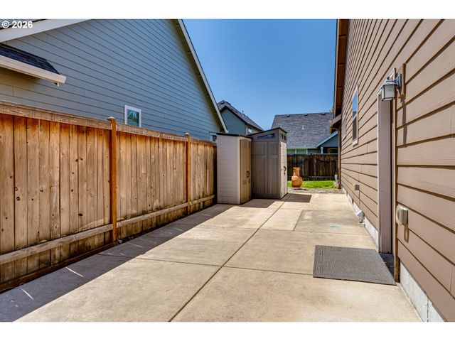 5427 KING ARTHUR Ct, Eugene, OR 97402