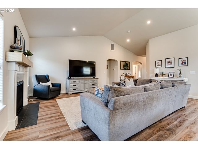 5427 KING ARTHUR Ct, Eugene, OR 97402