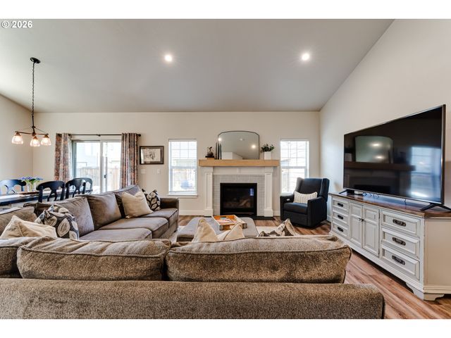5427 KING ARTHUR Ct, Eugene, OR 97402