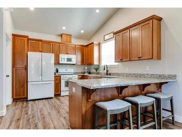 5427 KING ARTHUR Ct, Eugene, OR 97402
