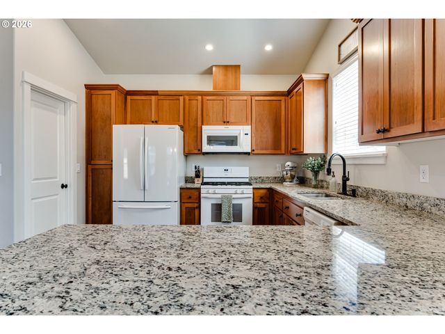 5427 KING ARTHUR Ct, Eugene, OR 97402
