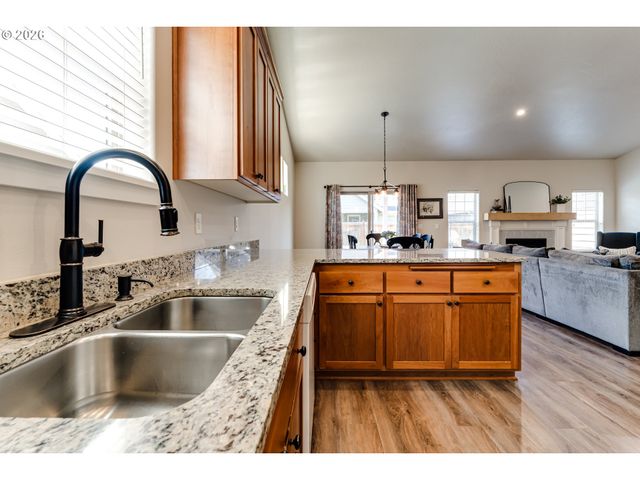 5427 KING ARTHUR Ct, Eugene, OR 97402