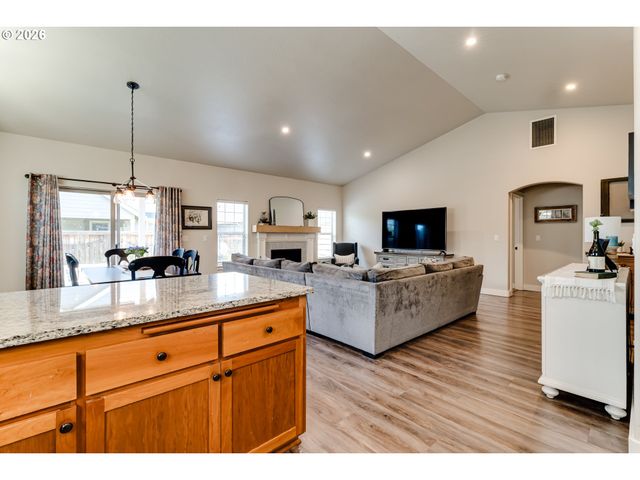 5427 KING ARTHUR Ct, Eugene, OR 97402