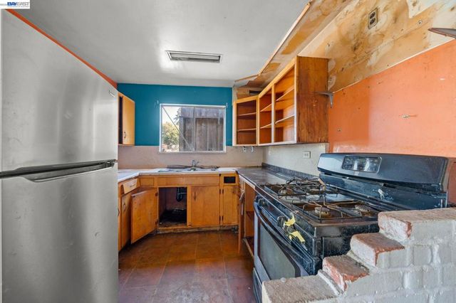 624 Sierra Point Rd, Brisbane, CA 94005