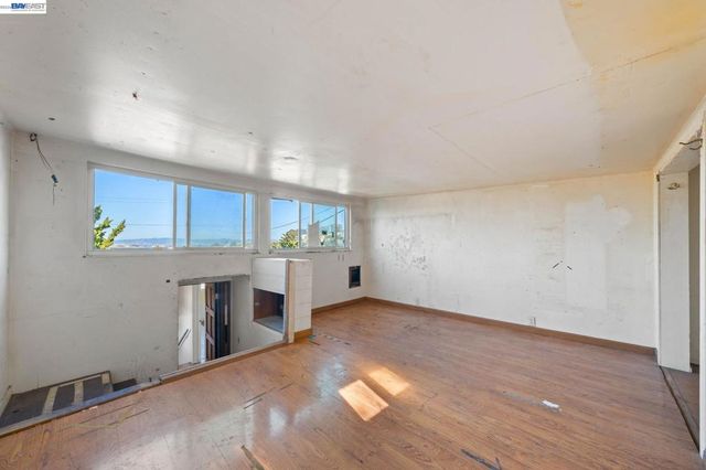 624 Sierra Point Rd, Brisbane, CA 94005