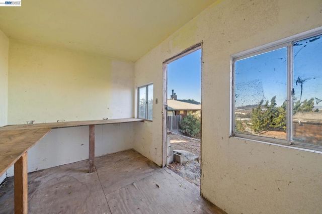 624 Sierra Point Rd, Brisbane, CA 94005