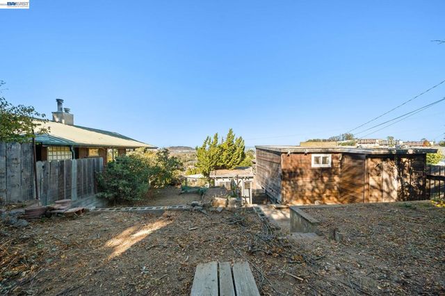 624 Sierra Point Rd, Brisbane, CA 94005