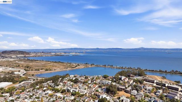 624 Sierra Point Rd, Brisbane, CA 94005