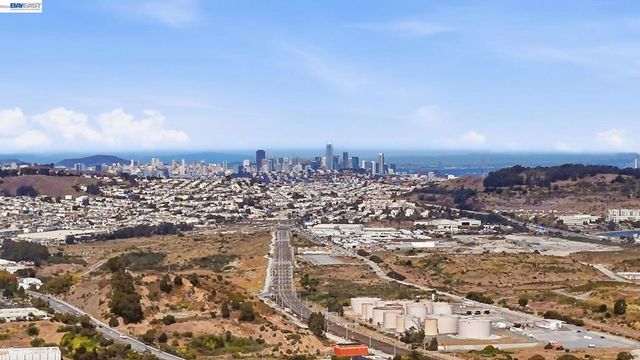 624 Sierra Point Rd, Brisbane, CA 94005
