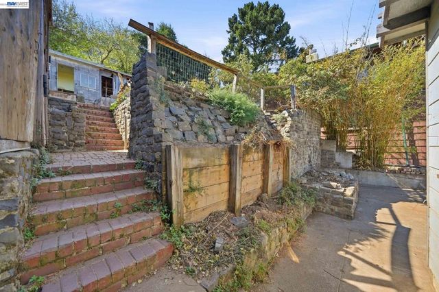 624 Sierra Point Rd, Brisbane, CA 94005