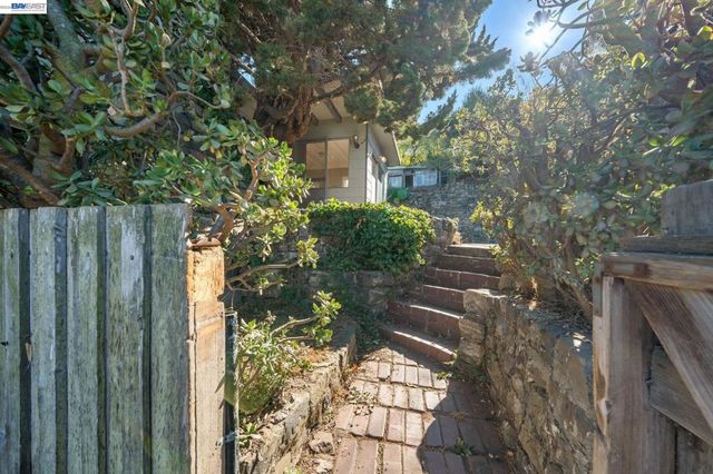 624 Sierra Point Rd, Brisbane, CA 94005