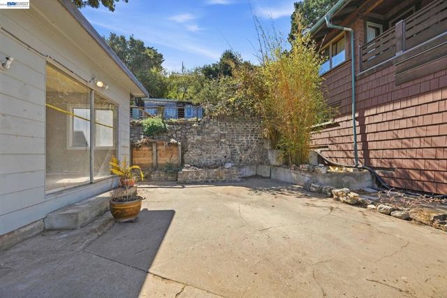 624 Sierra Point Rd, Brisbane, CA 94005