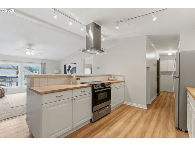 10400 Se COOK Ct 4, Milwaukie, OR 97222