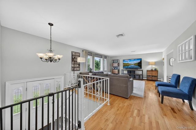 15 Round Tree Lane, Montrose, NY 10548