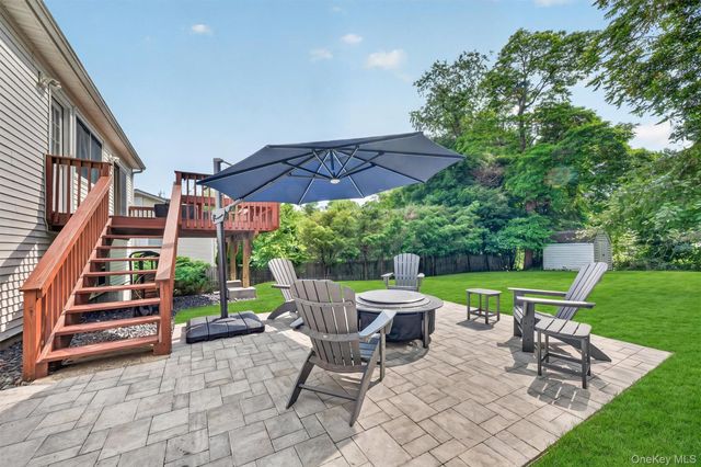 15 Round Tree Lane, Montrose, NY 10548