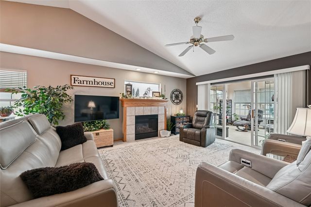 6612 Waterview Dr, Cedar Rapids, IA 52404