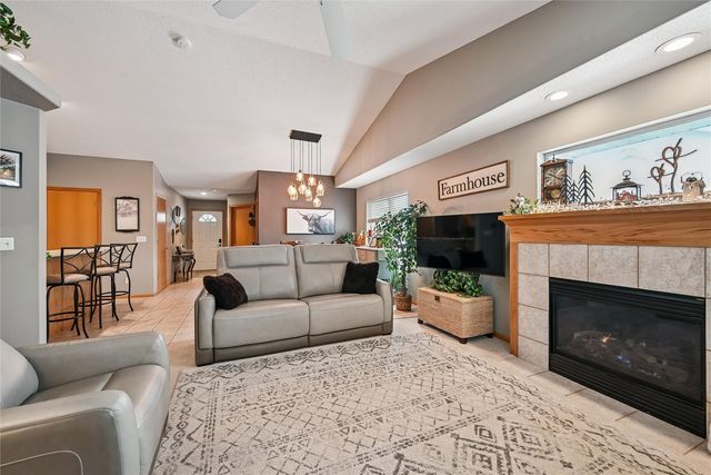 6612 Waterview Dr, Cedar Rapids, IA 52404