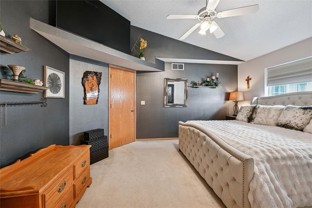 6612 Waterview Dr, Cedar Rapids, IA 52404