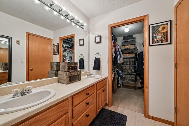 6612 Waterview Dr, Cedar Rapids, IA 52404