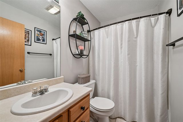 6612 Waterview Dr, Cedar Rapids, IA 52404