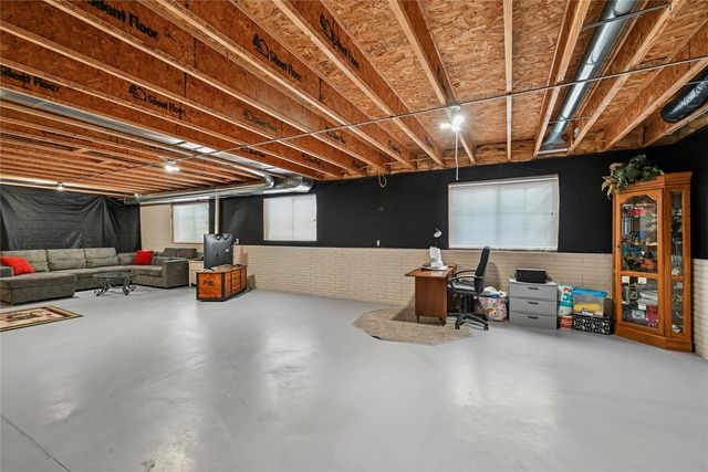 6612 Waterview Dr, Cedar Rapids, IA 52404