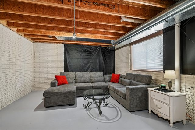 6612 Waterview Dr, Cedar Rapids, IA 52404