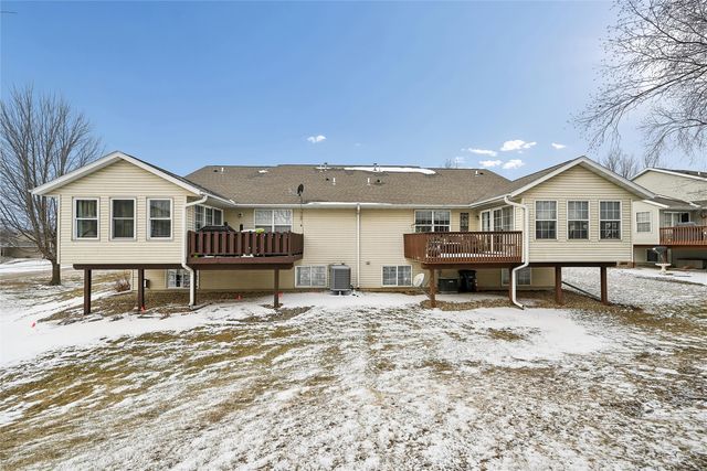 6612 Waterview Dr, Cedar Rapids, IA 52404