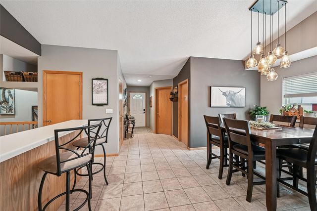 6612 Waterview Dr, Cedar Rapids, IA 52404