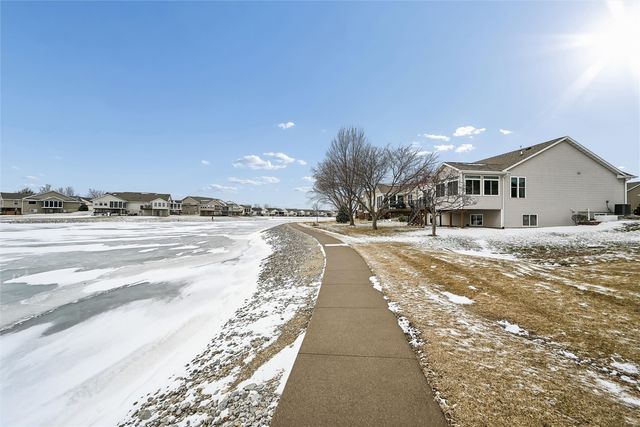 6612 Waterview Dr, Cedar Rapids, IA 52404