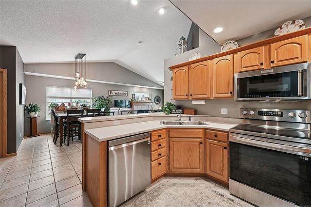 6612 Waterview Dr, Cedar Rapids, IA 52404