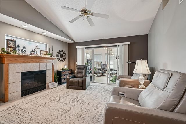 6612 Waterview Dr, Cedar Rapids, IA 52404