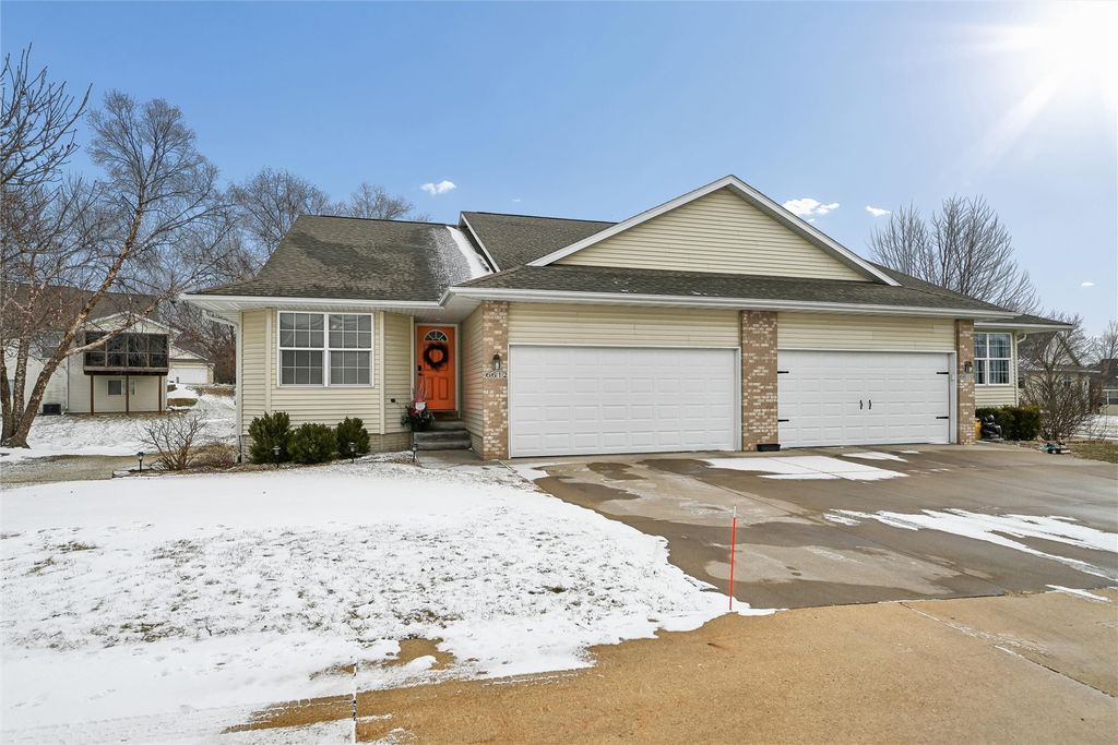 6612 Waterview Dr, Cedar Rapids, IA 52404