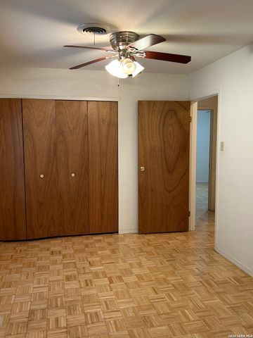 134 ROSEWOOD DR, Universal City, TX 78148
