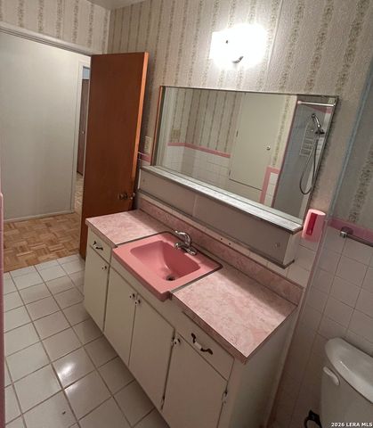 134 ROSEWOOD DR, Universal City, TX 78148