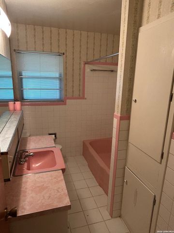 134 ROSEWOOD DR, Universal City, TX 78148