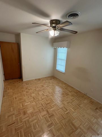 134 ROSEWOOD DR, Universal City, TX 78148