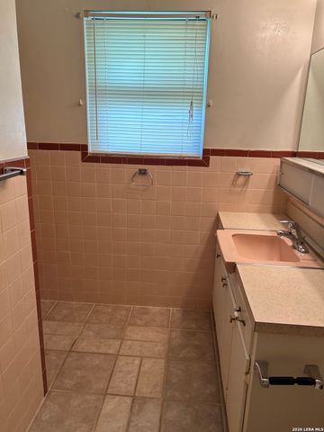 134 ROSEWOOD DR, Universal City, TX 78148