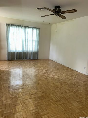 134 ROSEWOOD DR, Universal City, TX 78148
