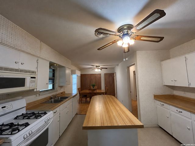 134 ROSEWOOD DR, Universal City, TX 78148