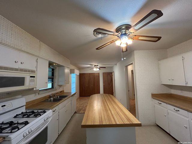 134 ROSEWOOD DR, Universal City, TX 78148