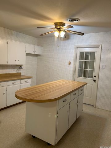 134 ROSEWOOD DR, Universal City, TX 78148