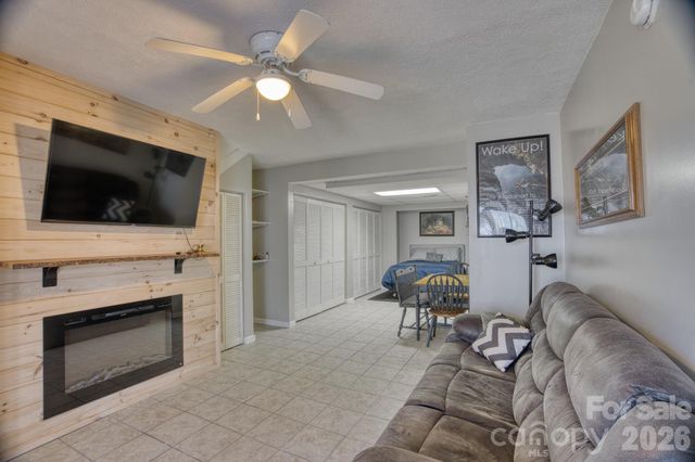 46 Wahuhu Court, Brevard, NC 28712