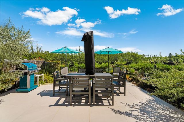 6112 Paradise Point Dr, Palmetto Bay, FL 33157