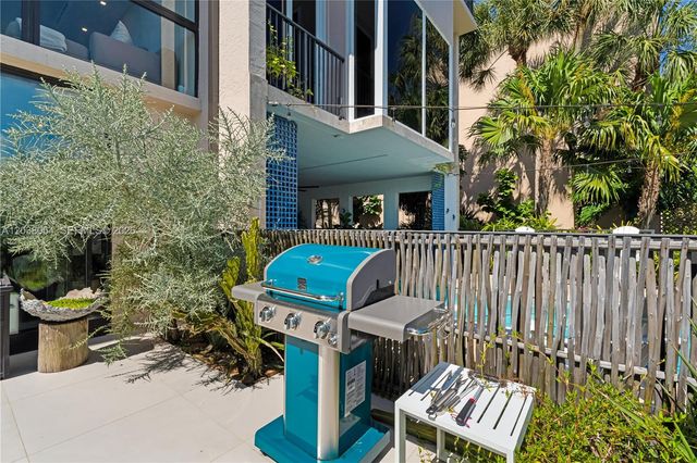 6112 Paradise Point Dr, Palmetto Bay, FL 33157