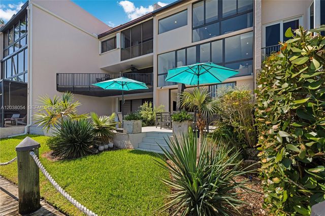 6112 Paradise Point Dr, Palmetto Bay, FL 33157