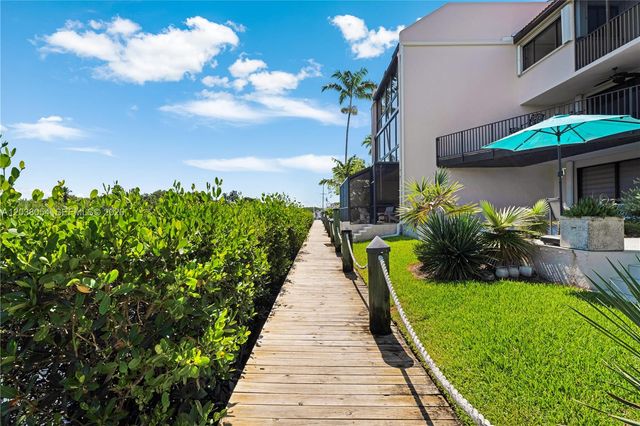 6112 Paradise Point Dr, Palmetto Bay, FL 33157