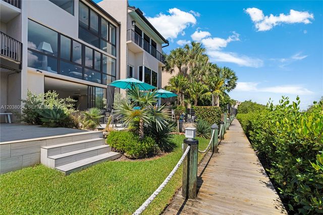 6112 Paradise Point Dr, Palmetto Bay, FL 33157