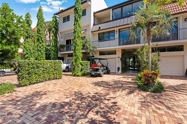 6112 Paradise Point Dr, Palmetto Bay, FL 33157