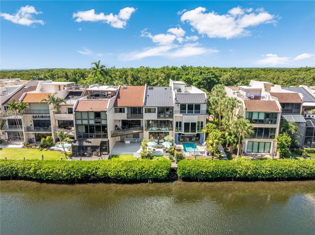 6112 Paradise Point Dr, Palmetto Bay, FL 33157