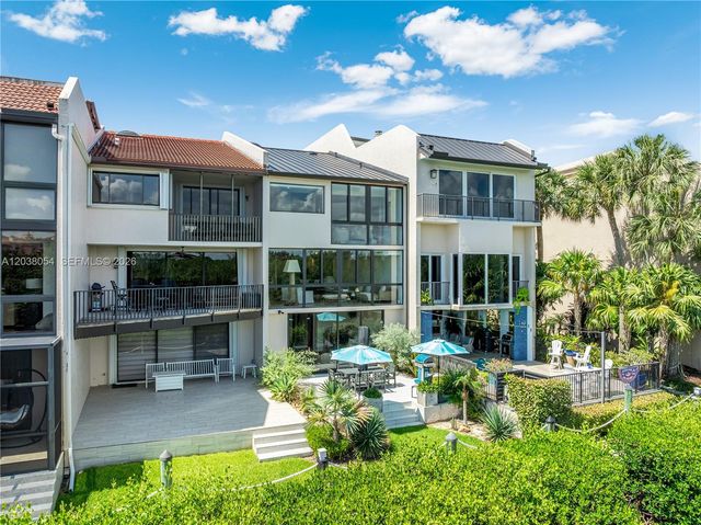 6112 Paradise Point Dr, Palmetto Bay, FL 33157